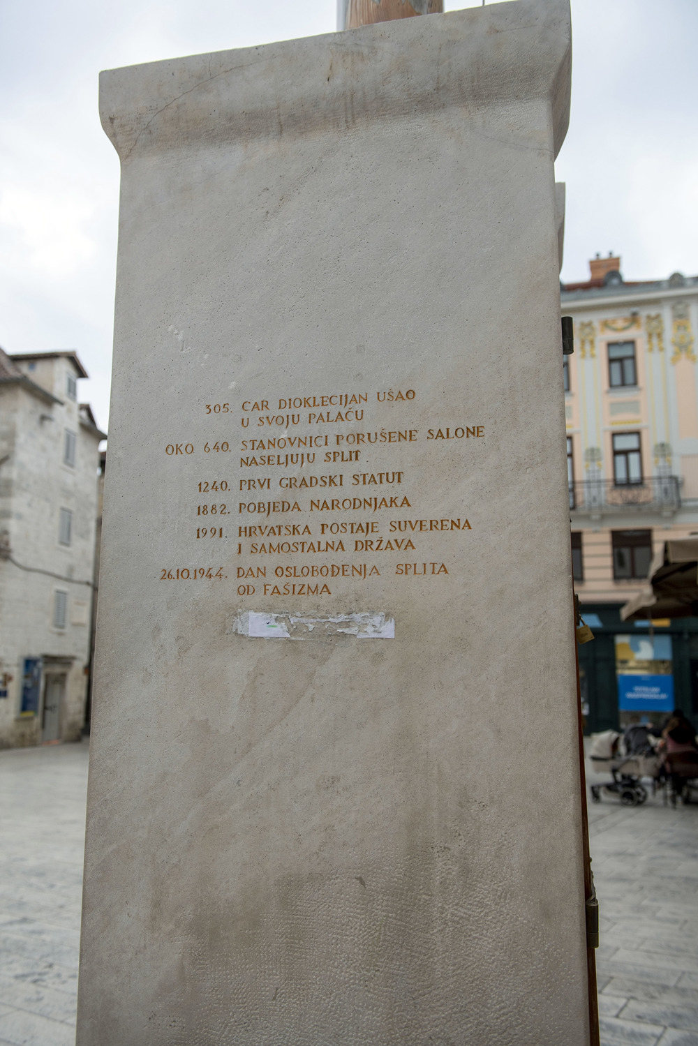 Grad uklanja postojeći štandarac i postavlja novi spomenik sa svim važnim datumima iz povijesti Splita